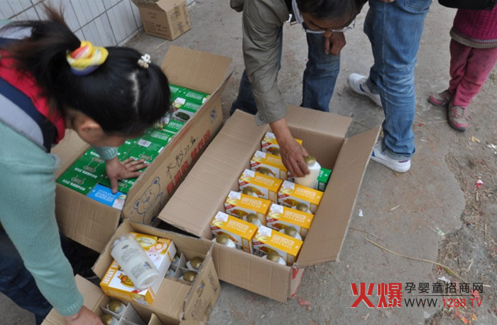 貝寧食品與聯(lián)建建設(shè)集團攜手給連州山區(qū)送溫暖