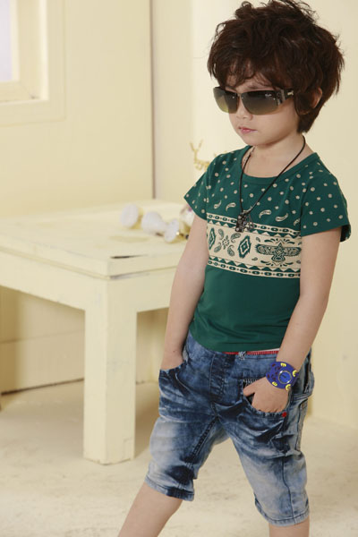 芽芽逗丁綠色T恤+牛仔短褲